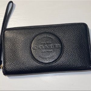 ❌SOLD> COACH Lg Wallet Wristlet with Coach Patch. 7 1/4" (L) x 4" (H) x 3/4"(W)